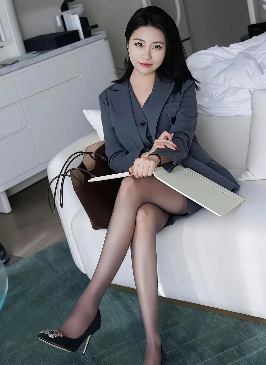 优雅职场风，黑丝高跟鞋，时尚女郎，自信满满