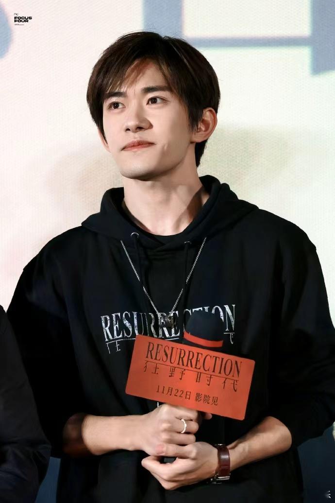 易烊千玺首映礼完全是男大，顺毛素颜+黑色卫衣，千玺完全男大来的呀，易烊千玺听到六