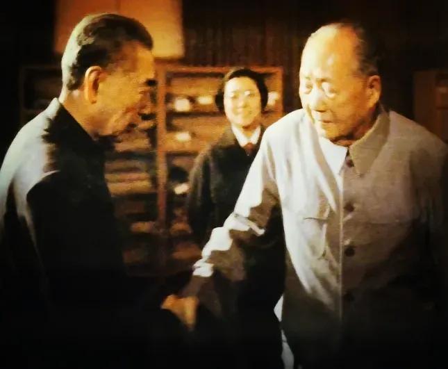 1974年5月29日，那天晚上，周总理陪着外宾走进毛主席的书房，这是他们携手走过