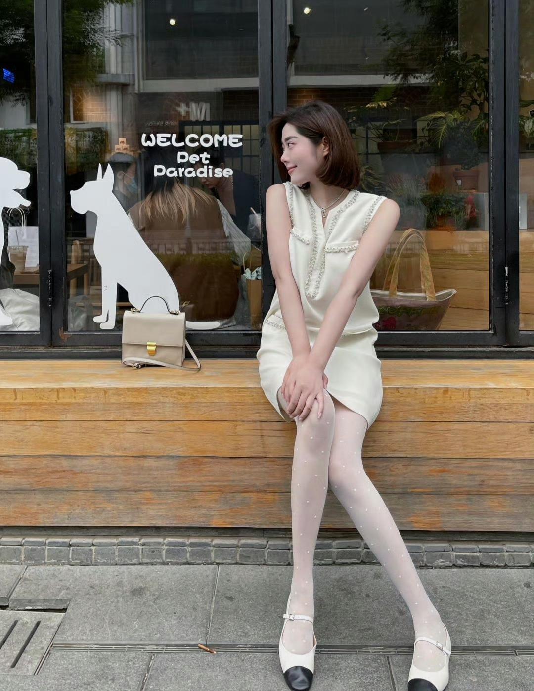 这套穿搭是精致温柔的白色小香风，把轻奢细节和甜美元素融合。白色无袖连衣裙自带小香