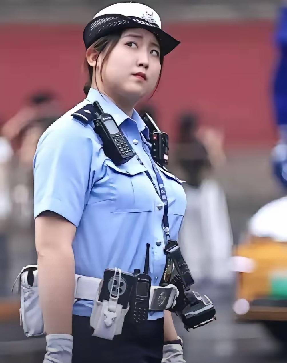北京鼓楼女交警爆火！23岁苌天天笑容国泰民安，长辈直呼理想孙媳妇​​在北京鼓楼