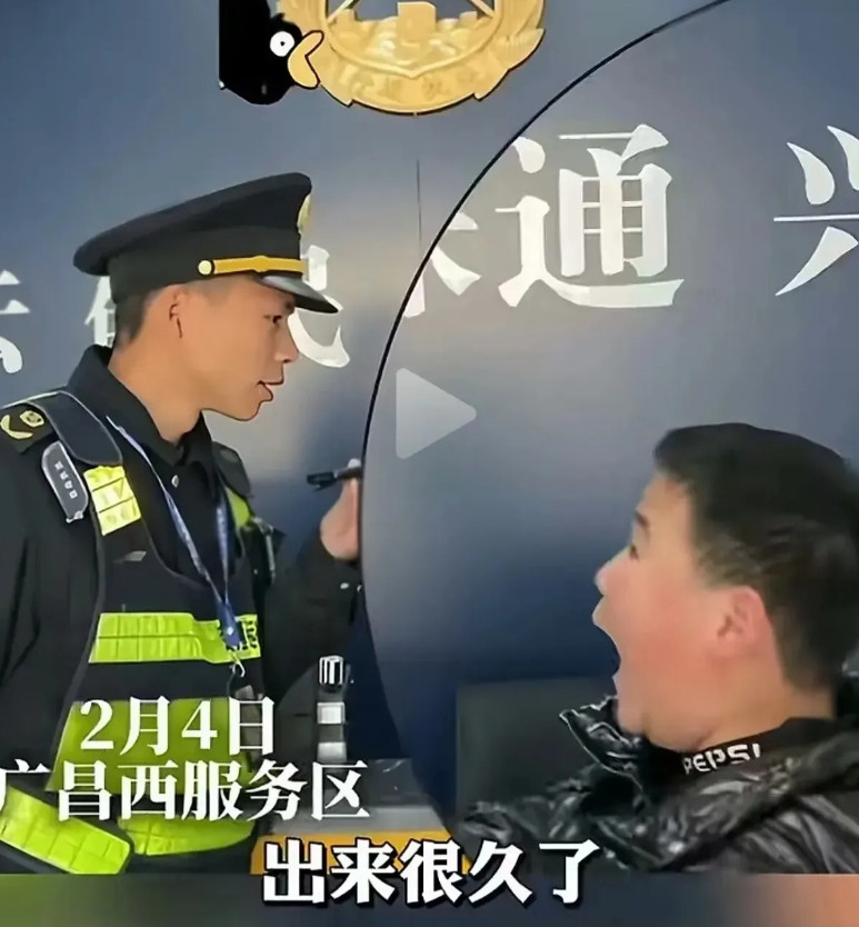 春节回程高峰有多少孩子被落在服务区？高速服务区被丢下一对双胞胎男孩，接到电话时妈