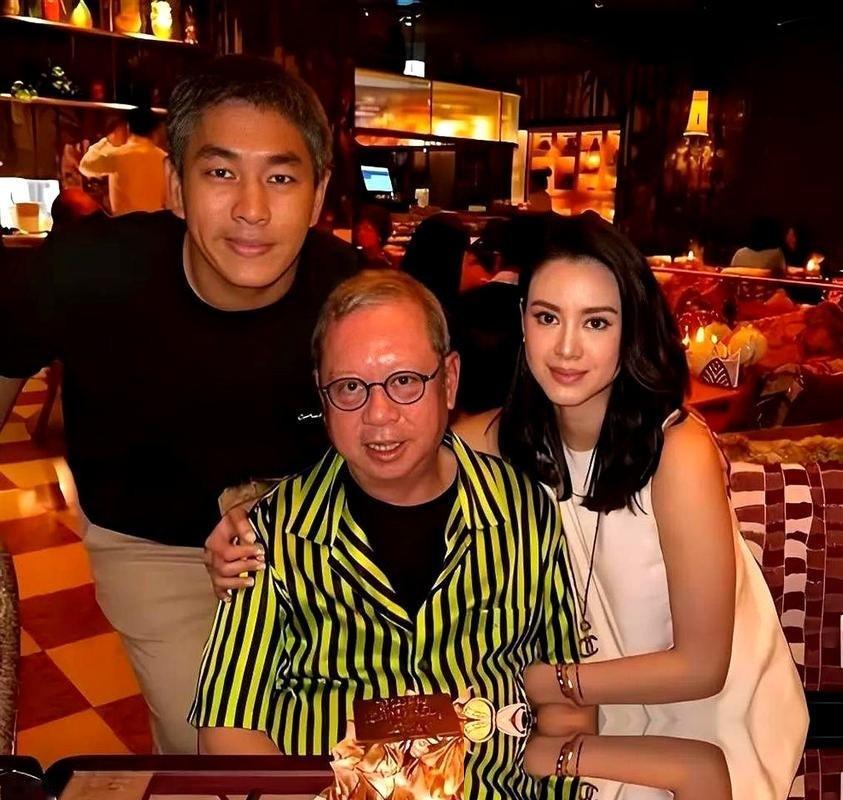 香港狗仔的业务能力确实让人不服不行。这几天，百亿豪门圈丢出了一颗大炸弹，直接把所