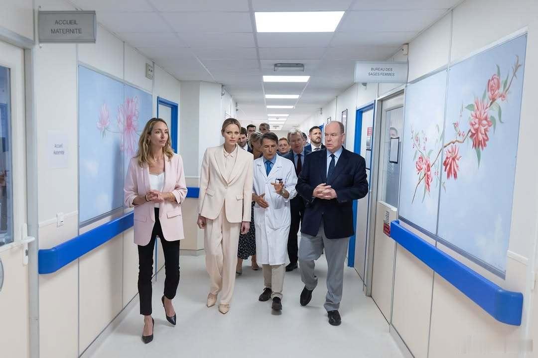 摩纳哥王室🇲🇨4月16日，阿尔贝亲王和夏琳王妃为格蕾丝王妃医院新的产科病房