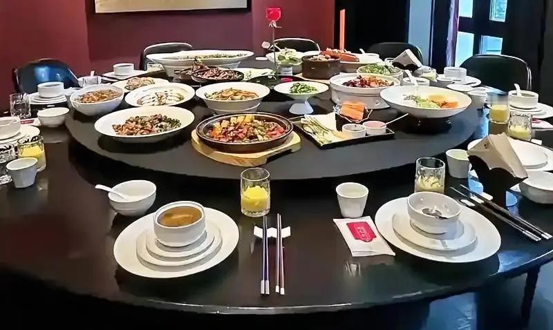 现在出现了两大消费反常信号！已经有越来越多的人开始信奉：可以买贵的，但不能买
