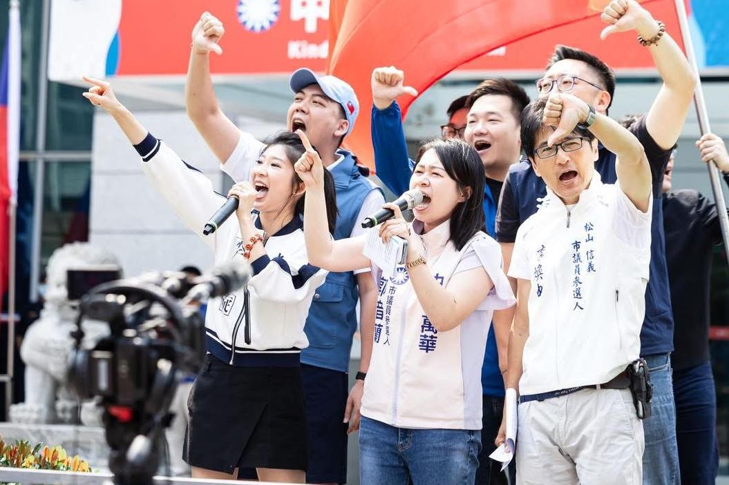 李明璇：“青鸟”今天早上到国民党中央党部踢馆，交流只能靠“在野”，“执政”只会出