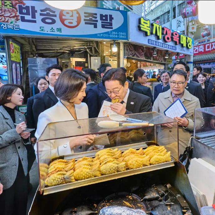 李在明逛街吃美食！韩国夫人看着老公满眼的爱意！3月15日，李在明和夫人参加完活