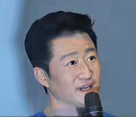 吴京说减肥跟跳直升机一样简单秘诀就是牛肉，鸡胸肉，青菜一律水煮然后蘸酱油，辣