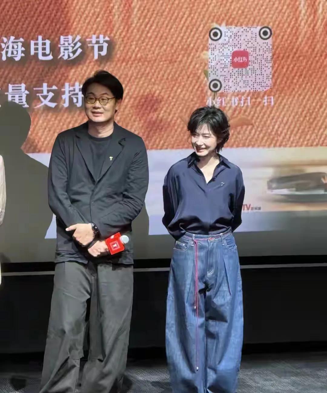 这俩人站在舞台上太搭了，简直太相配了！无论风格气质穿搭和姿态简直是一样类型。裤