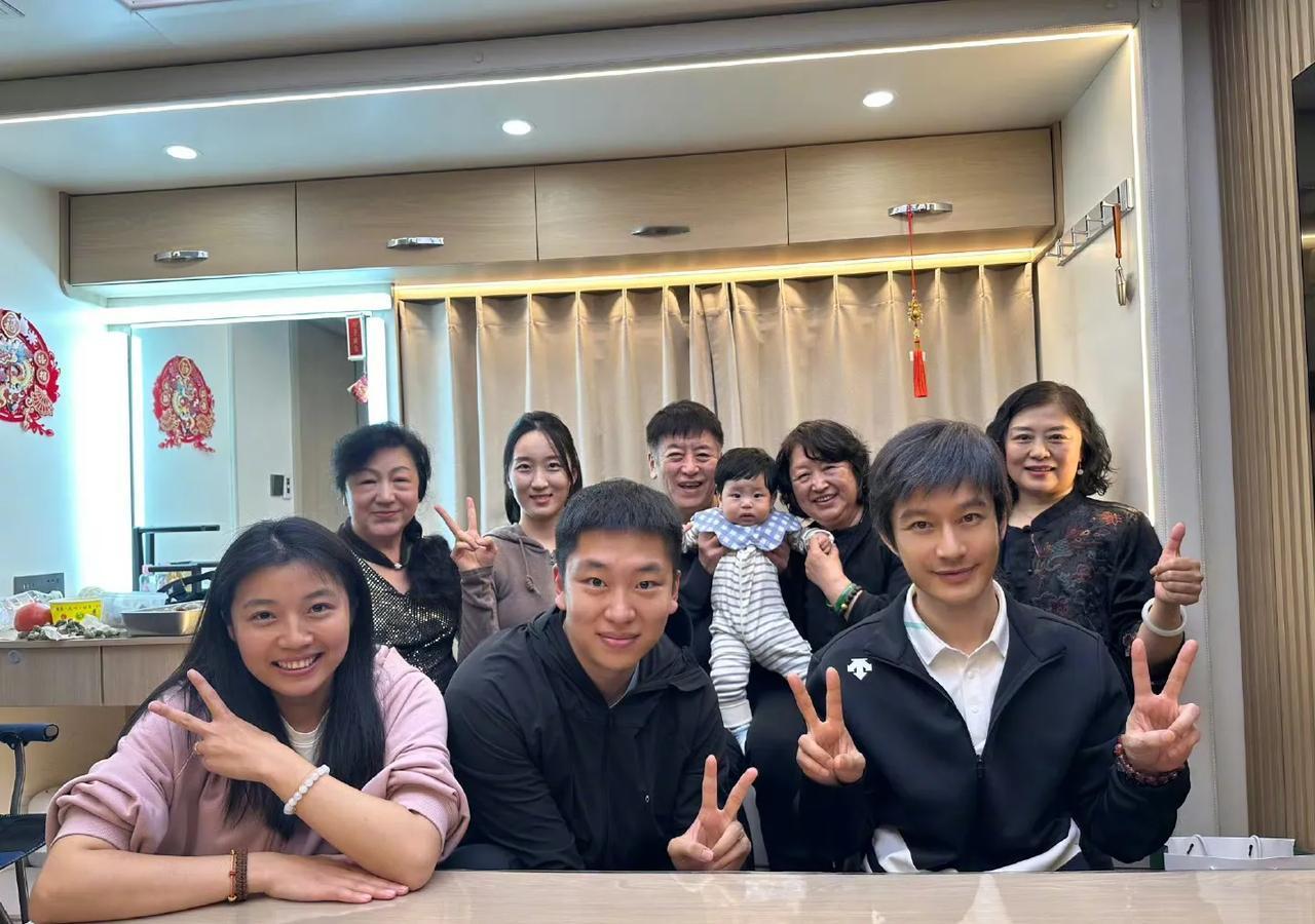 黄晓明也太幸福了吧！被亲人探班又被各种投喂，满满的爱包围着，真的是幸福极了！