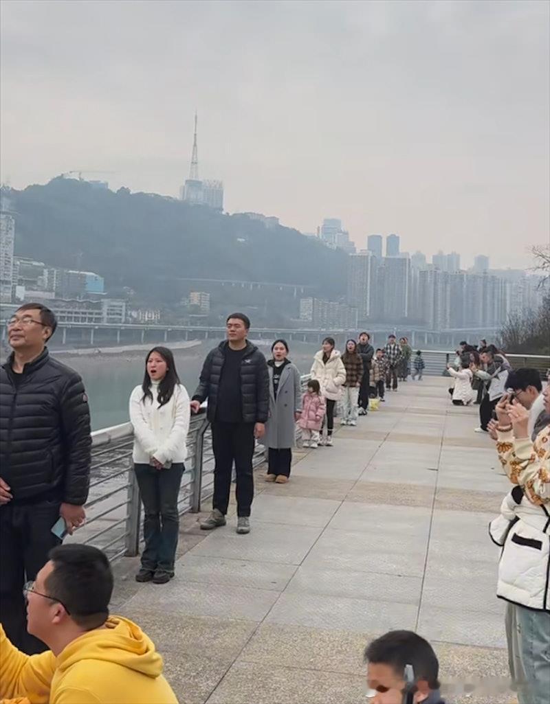 重庆著名小吃是轻轨，还需要排队才能吃，吃过的朋友说说能好怎？​​​