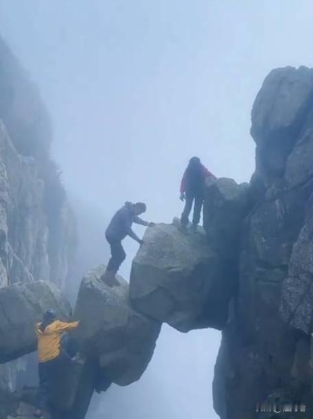 “胆子太大了!”山东,3名游客为了拍视频炫耀,爬泰山悬空巨石,站在顶上摆姿势,脚