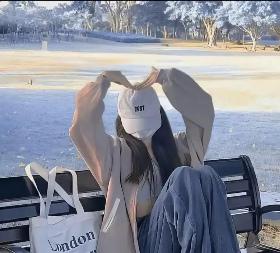 刷到条星座帖说2026年4月金牛天蝎要暴富，我直接笑出声。它说水星逆行结束，