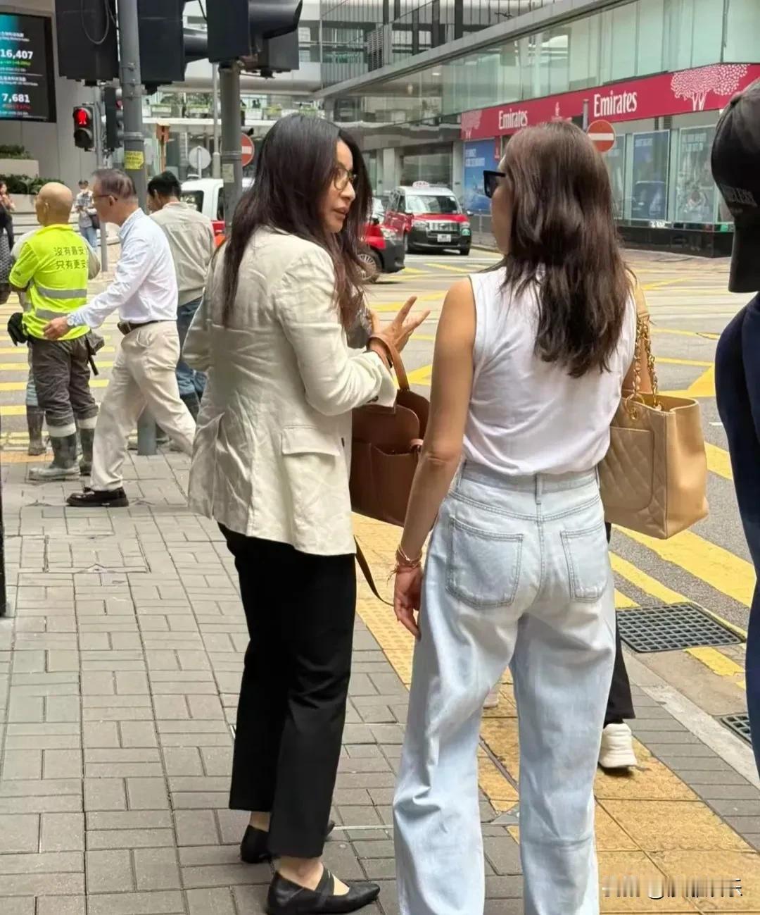 45岁郭晶晶在香港中环被偶遇！亚麻西装皱巴巴、平底鞋被吐槽老气！气质全无！近