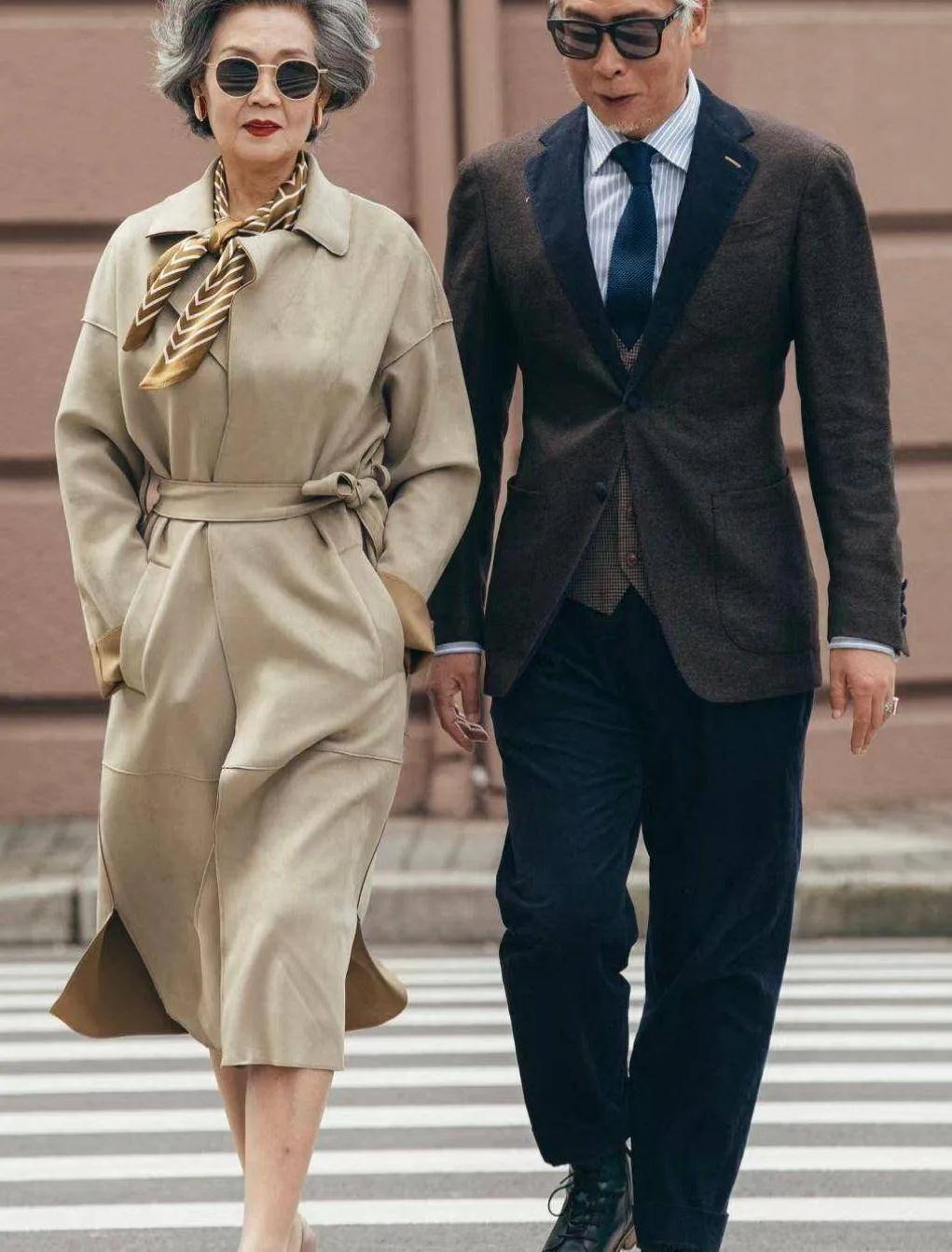 早上出门买早点，在弄堂口碰见隔壁王阿姨。七十好几的人了，一件剪裁利落的米色风