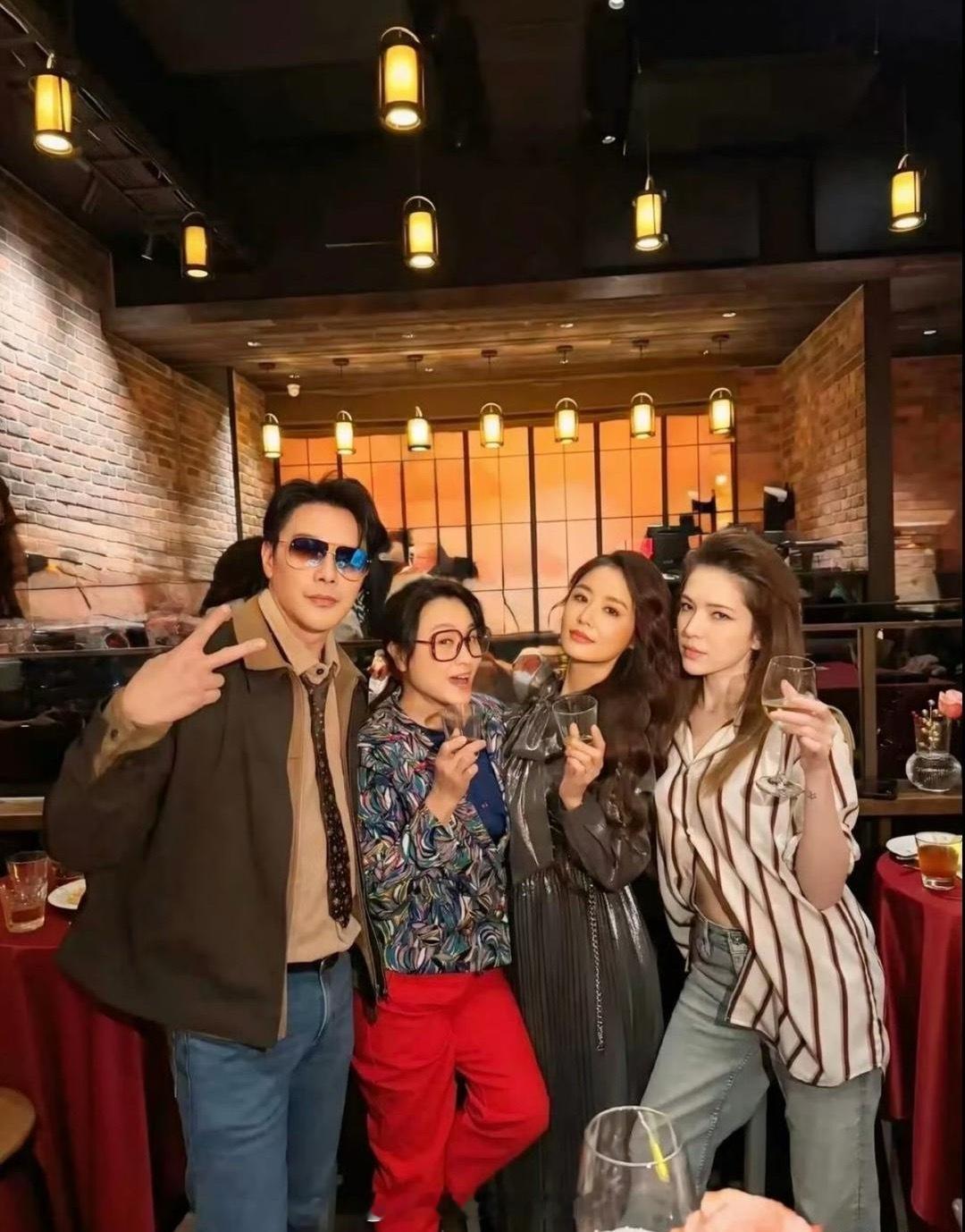 许玮甯参加林心如生日趴，当天她穿得竖纹衬衫是老公邱泽穿过的。两夫妻共享衣橱，暗戳