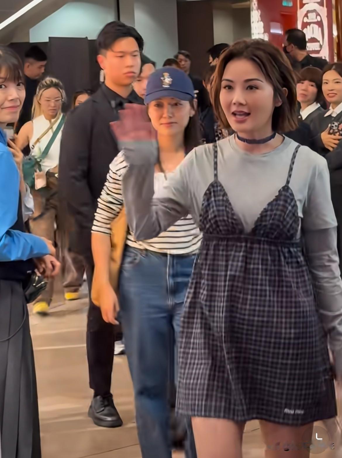 没有少女感了，一股孕味！这个应该有四个月了[抠鼻][抠鼻]，走路都有人扶！这