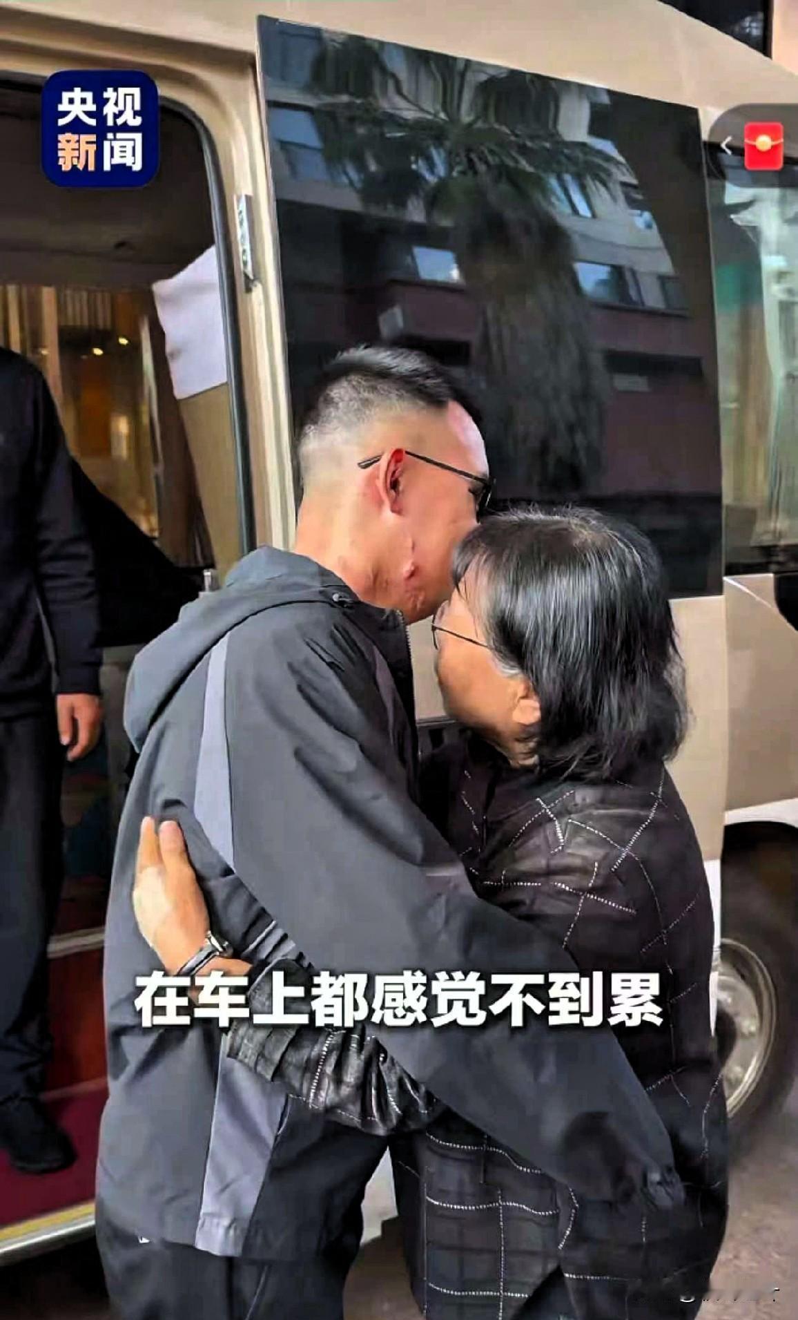 泪目了！两个英雄人物同框，杜富国见到张桂梅老师的那一刻，脸上满是藏不住的激动，