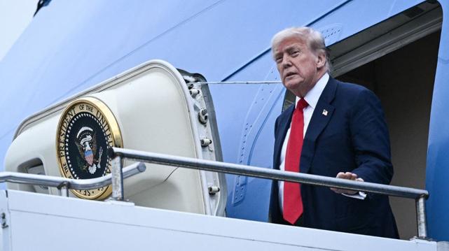 特朗普刚下空军一号，树杈上就扒出“狙击架”！FBI封场后，网友吵翻了天！家