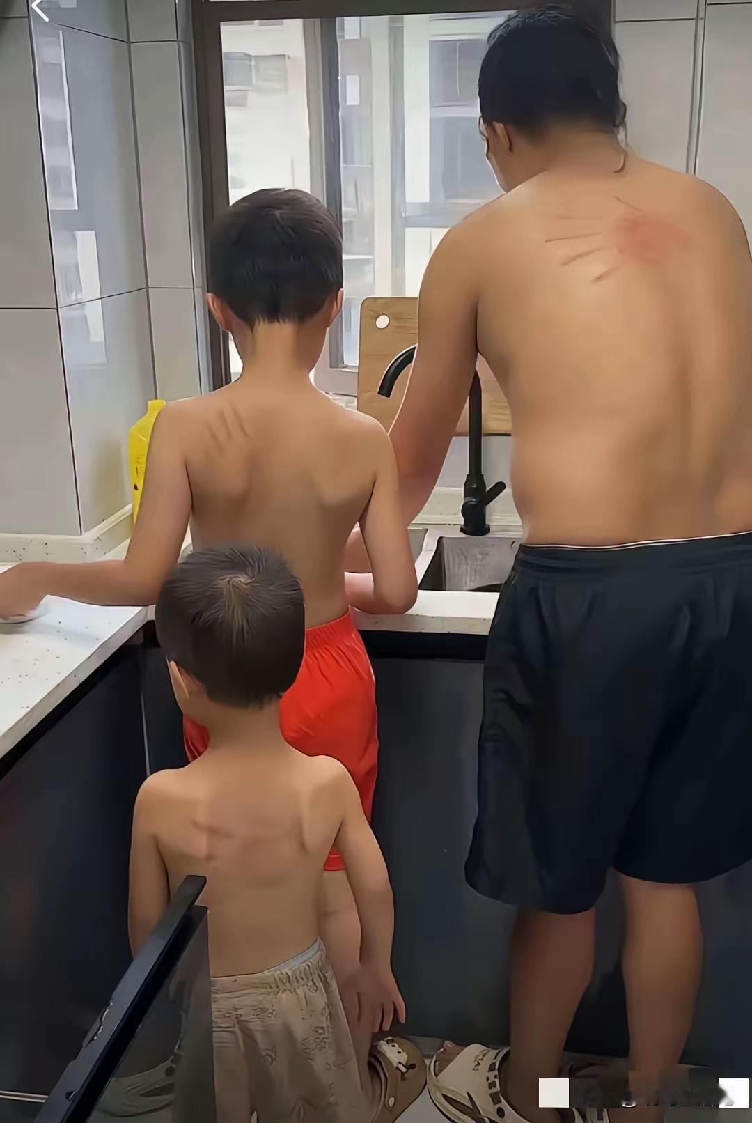 看看人家这爷仨，多勤快[捂脸哭]