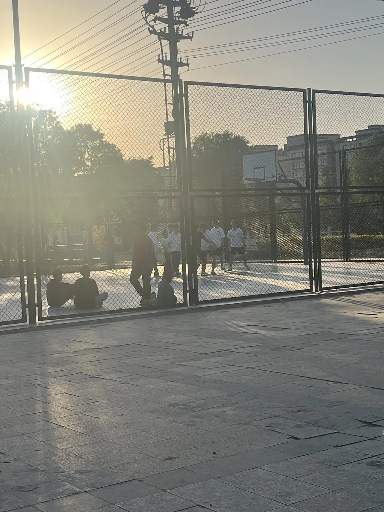真让人鼻酸，一个21岁的小伙大学没念完就去当兵，退伍回来没多久，又瞒着家里悄