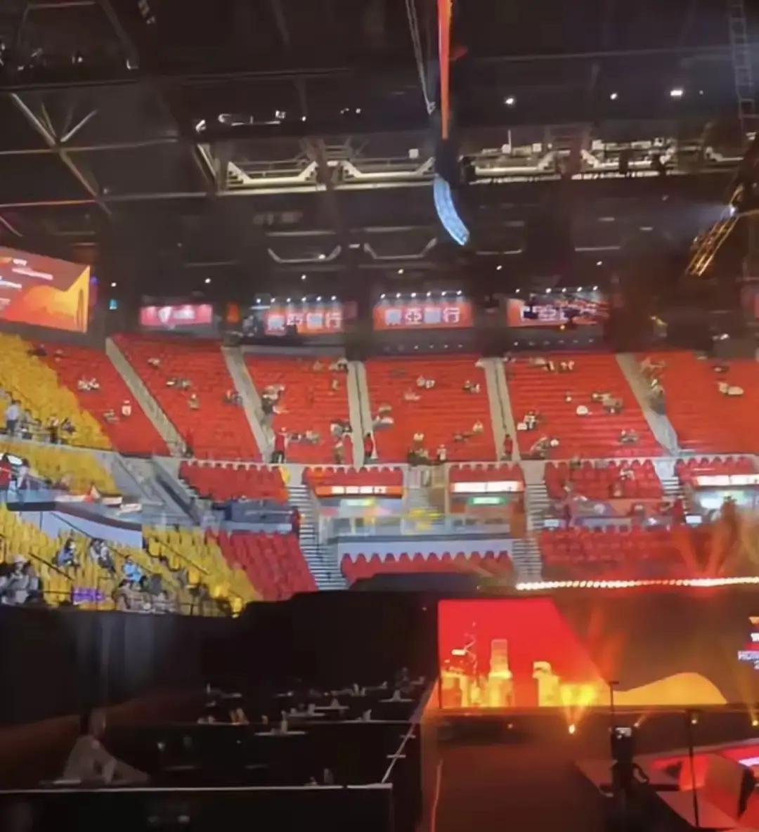 香港红馆的乒乓球赛，观众席空得吓人。七成的座位没人坐，这和前两天混双决赛全场爆满