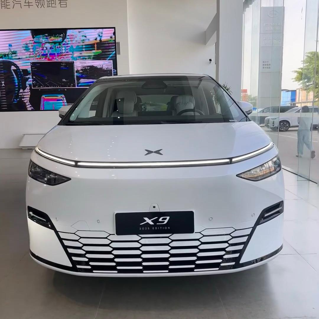 官方目前给出的小鹏X9增程版CLTC综合续航里程为1400-1500km，纯电