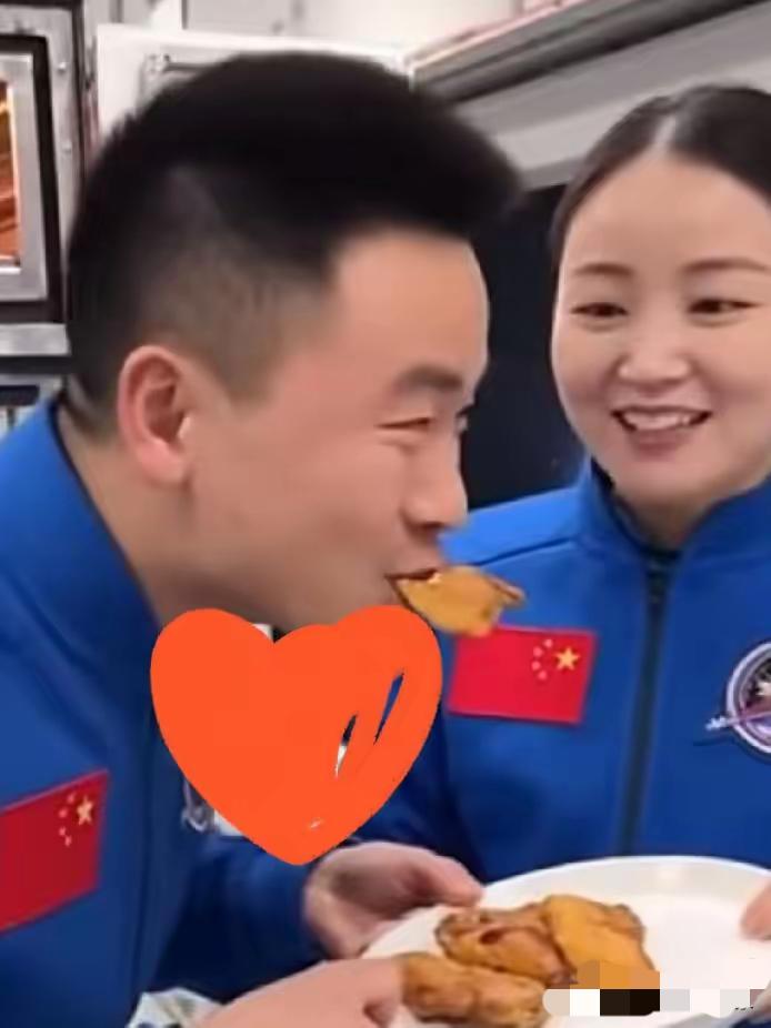 快讯快讯东方大国，又出奇迹了。神舟二十一号与二十号乘组在太空联手使用热风烘烤