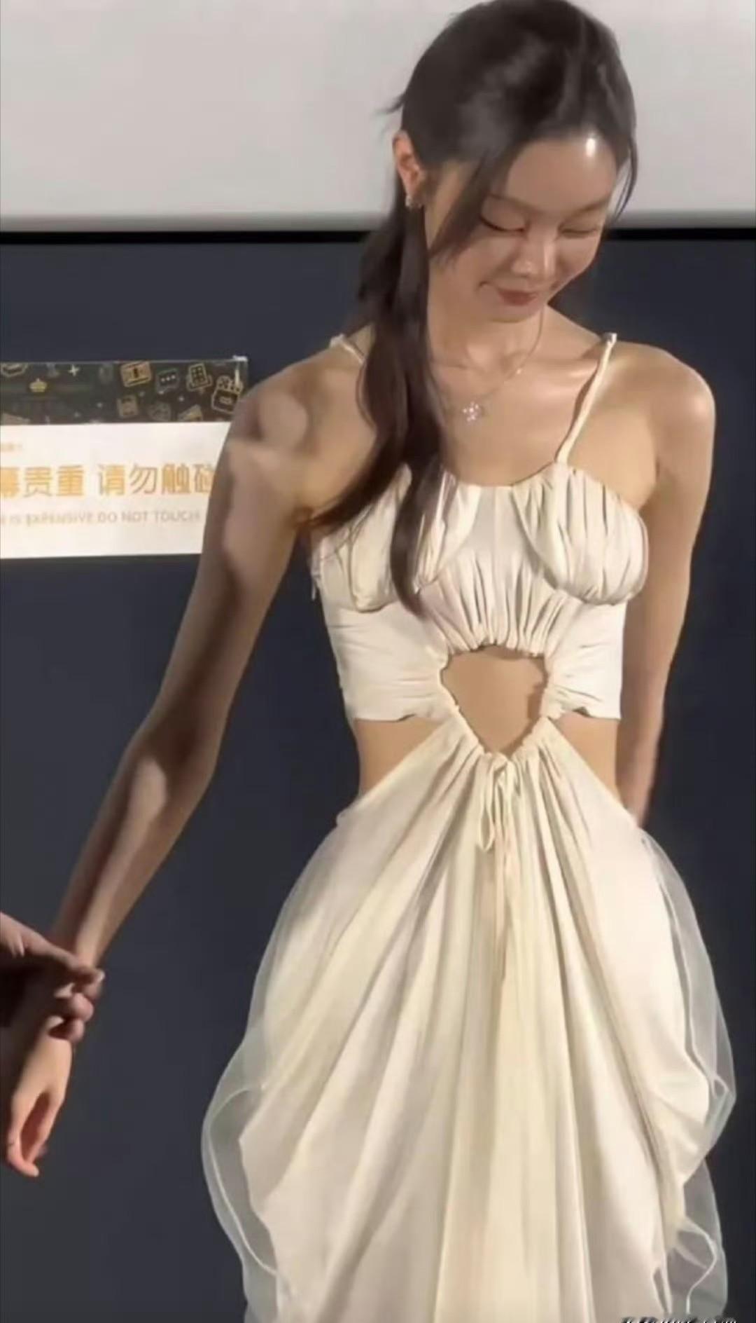 宋轶这次翻车，恰恰证明了内娱审美的畸形。生图里那两条胳膊，瘦得像芦柴棒。锁骨