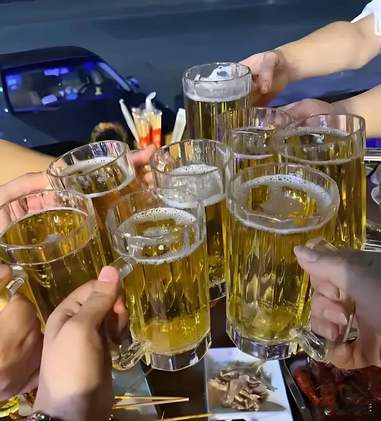 乐极生悲！上海，女子带男友和朋友聚餐，吃饱喝足，朋友们离开，女子和男友来到河边，