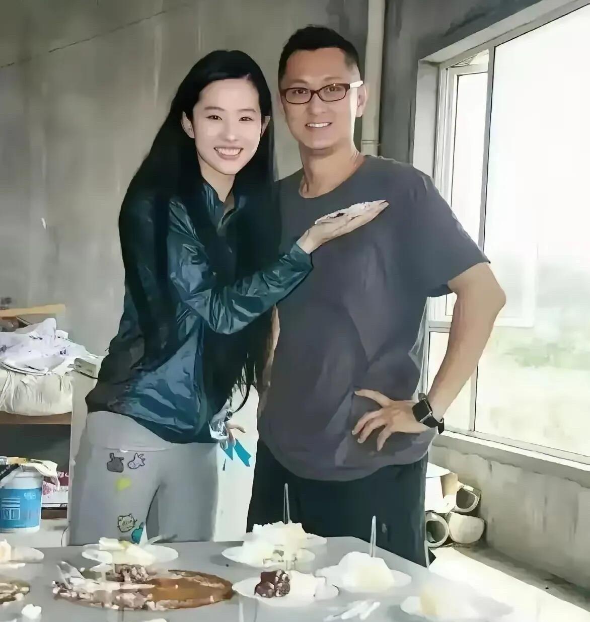 这一位美女看起来好像刘亦菲，长相不比刘亦菲差，长长的头发，大大的眼睛，还有这由内