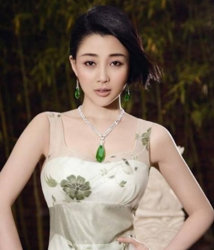 当年，殷桃在富豪孙东海的疯狂追求下，成为了他的女人，没想到孙东海又惦记上了女星李