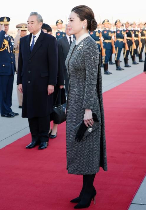 高清镜头下的泰国国王，穿着双排扣风衣抵达北京，系着的是黑色领带，一身全黑穿搭太有