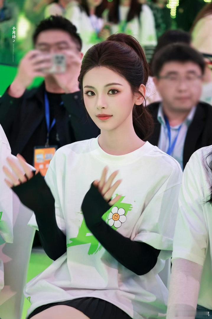 杨超越拍戏手臂大面积淤青曝光《10间敢死队》幕后，为救戏真实拉扯，手臂大片青紫