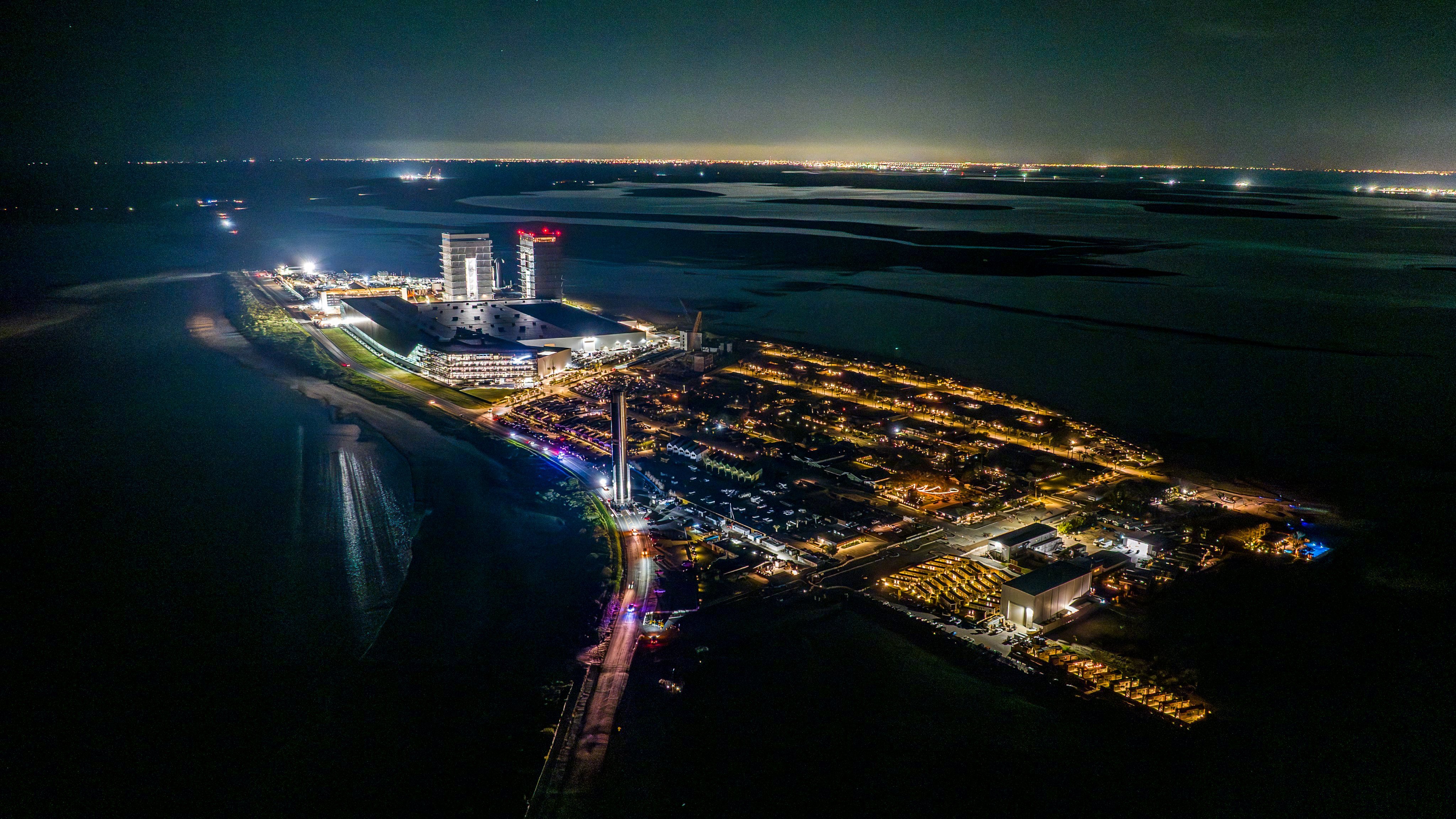 星舰基地的夜景，以及用于星舰第十飞的超级重型助推B16，图源SpaceX。​​