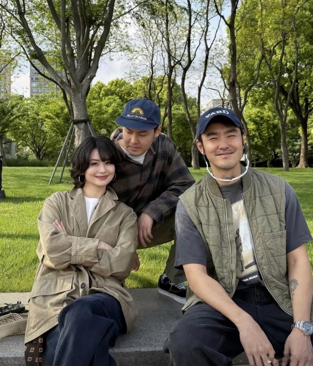 阮经天和弟弟，弟妹合照，弟妹长得好漂亮啊。