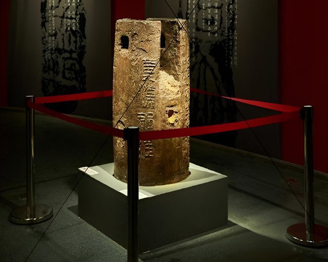 2007年，四川一农民在河滩边，意外发现一块硕大的“铁疙瘩”，上面还刻着字，很快
