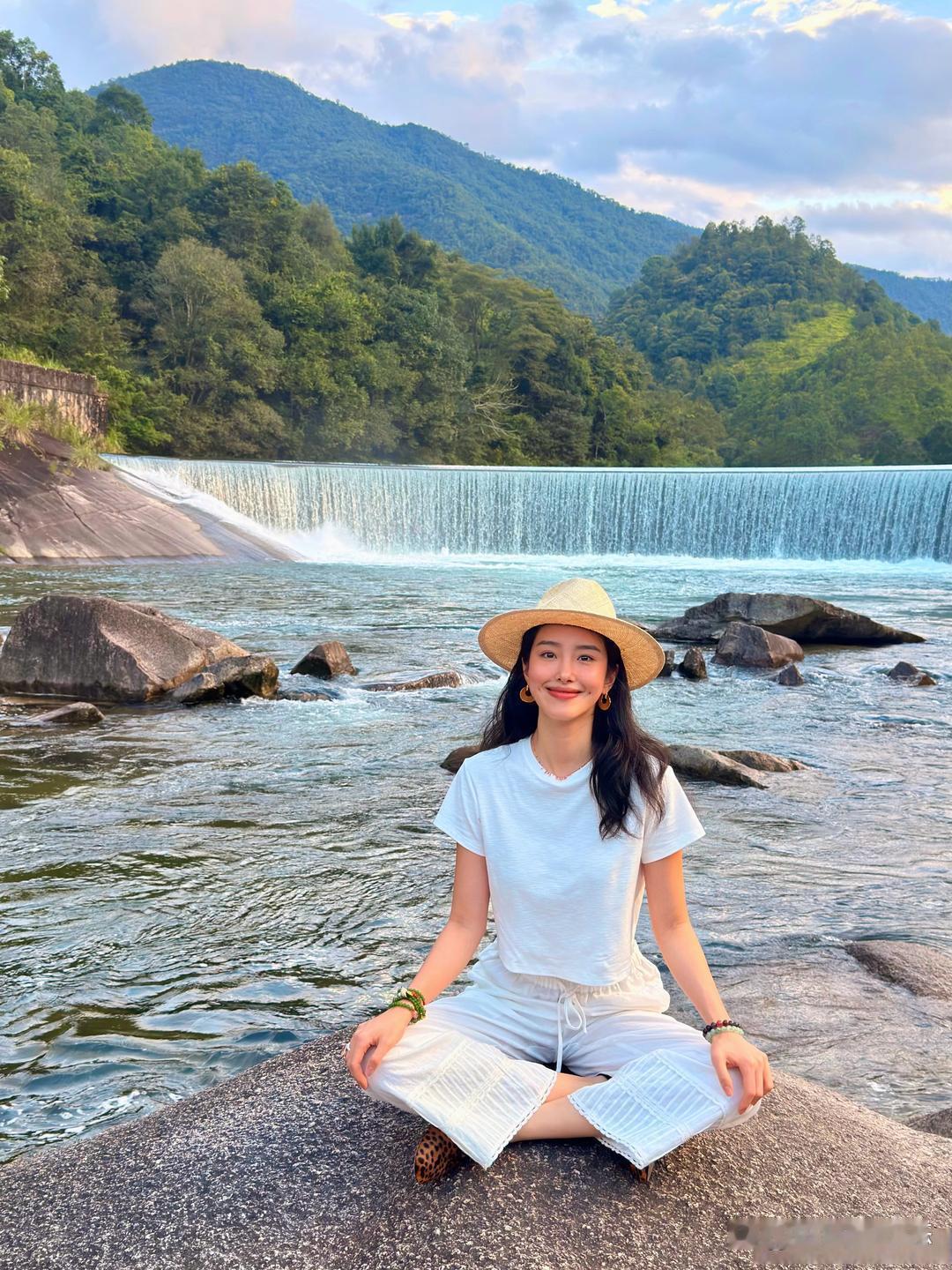 杨采钰这组武夷山游玩照，看着太舒服了。身处青山绿水之间，身后瀑布流水，满眼