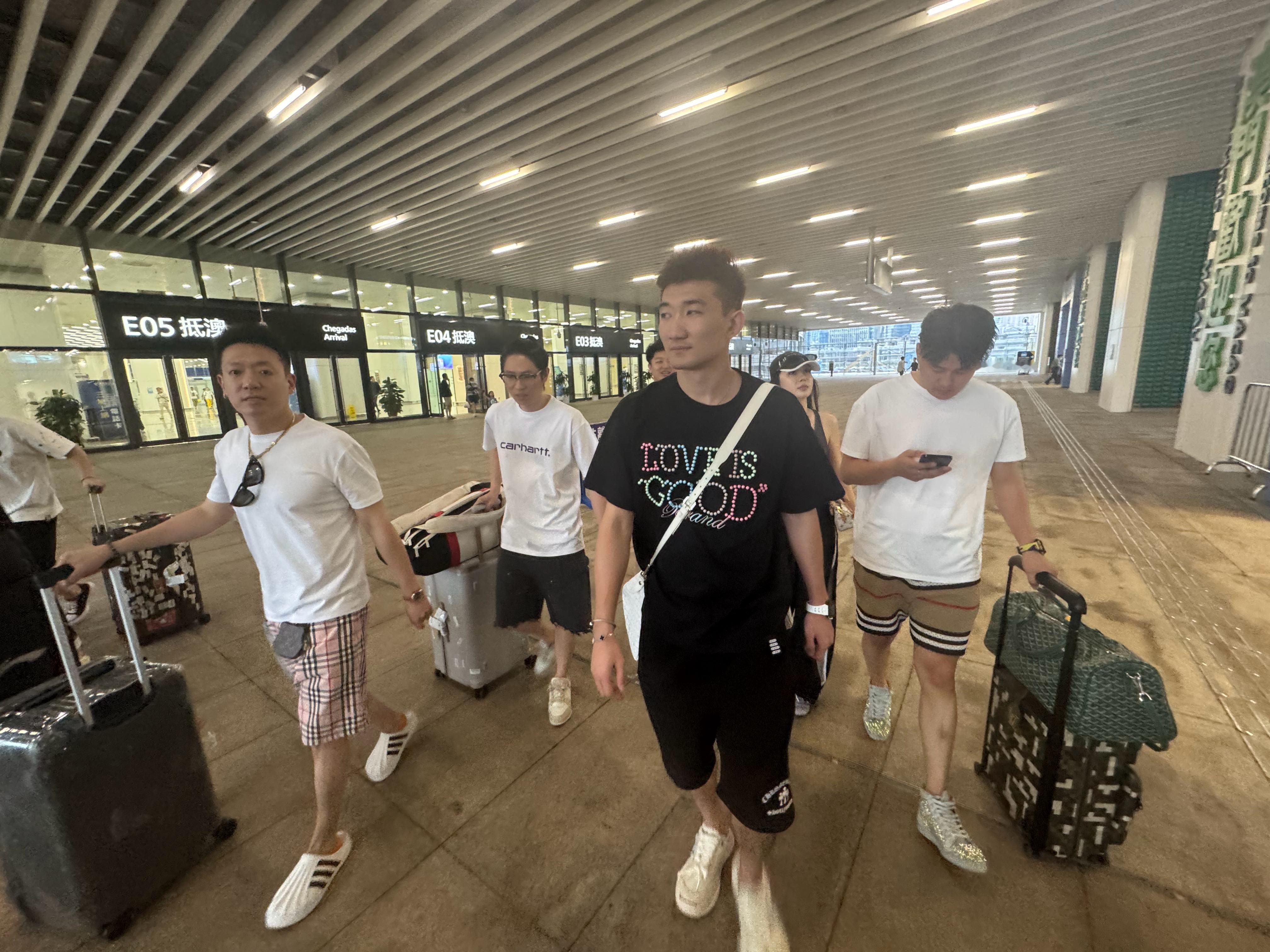 又是一队夕阳红老年团。​​​