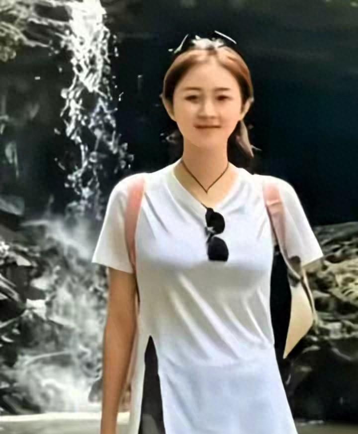 网传程梦圆被抱养二十年，家中大哥年长她十几岁，随着不少村民出面发声，围绕女孩的各