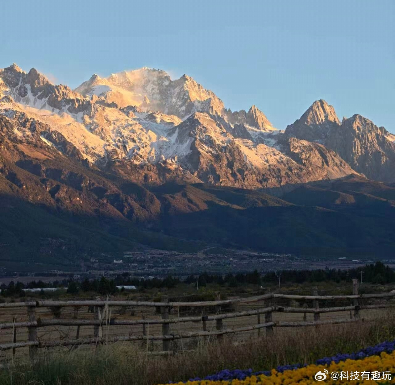 早安！日照金山看到了，见者都好运丽江·玉龙雪山脚下·东巴谷
