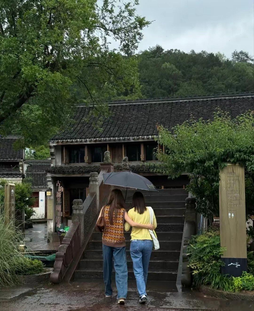 吴千语深夜晒普陀山一日游，疑似来求子针织背心搭配牛仔衣品高级​​​