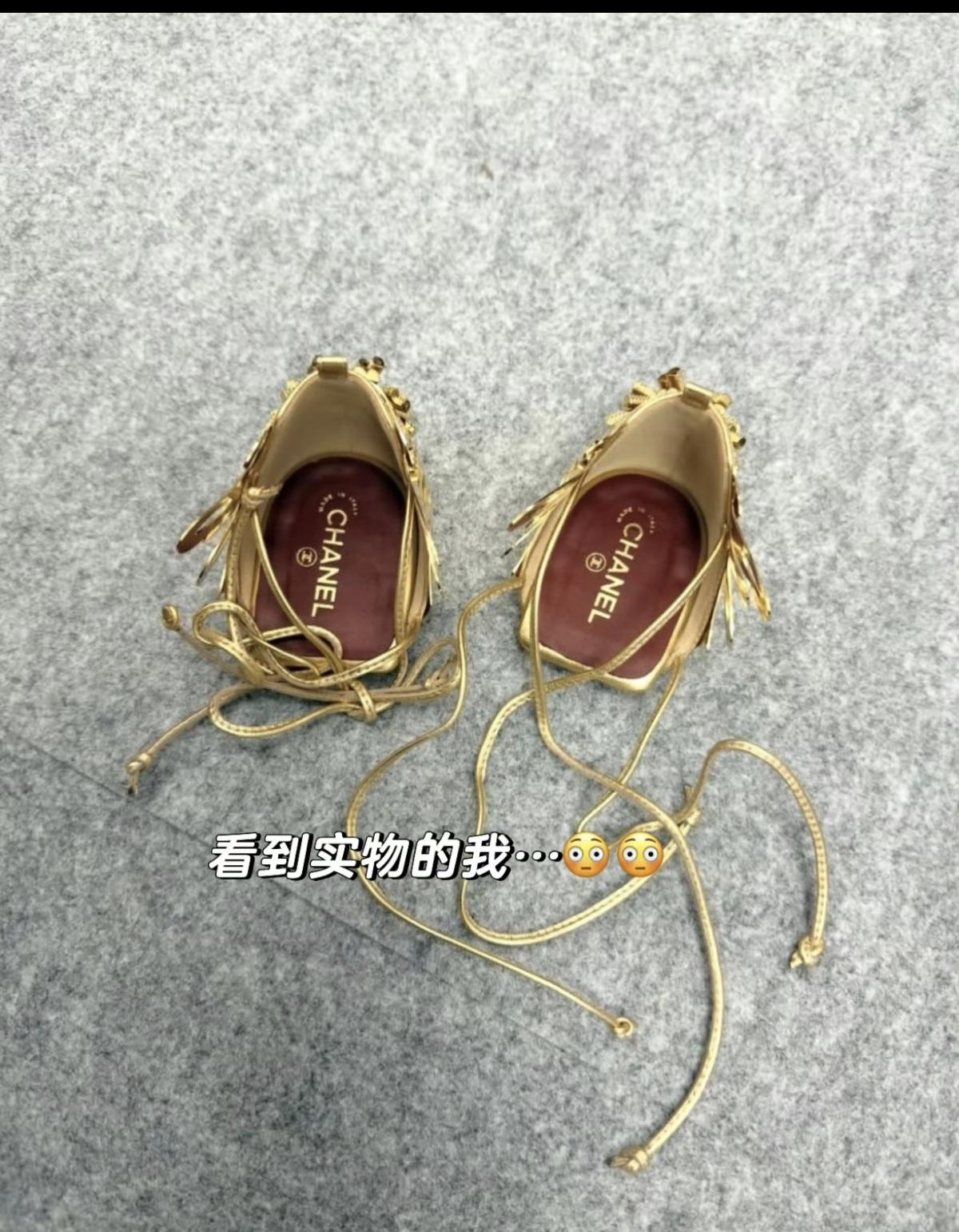 你敢信吗？这是某大牌出的凉鞋，这个设计，不得不说属实很让人吃惊。我就纳闷，