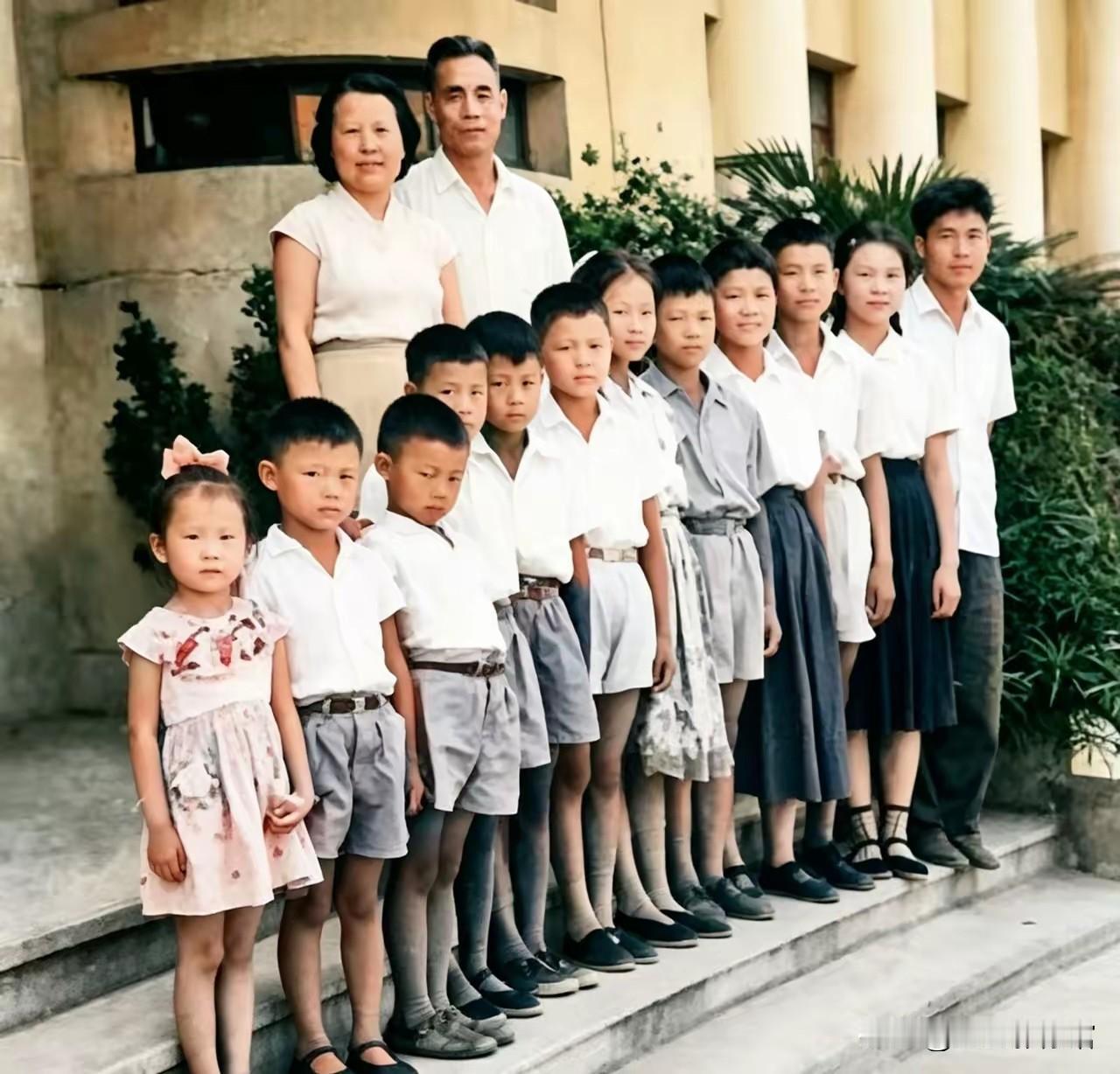 这是1961年开国中将吴信泉与夫人俞惠如的全家福，二人共育有12个子女（8子4女