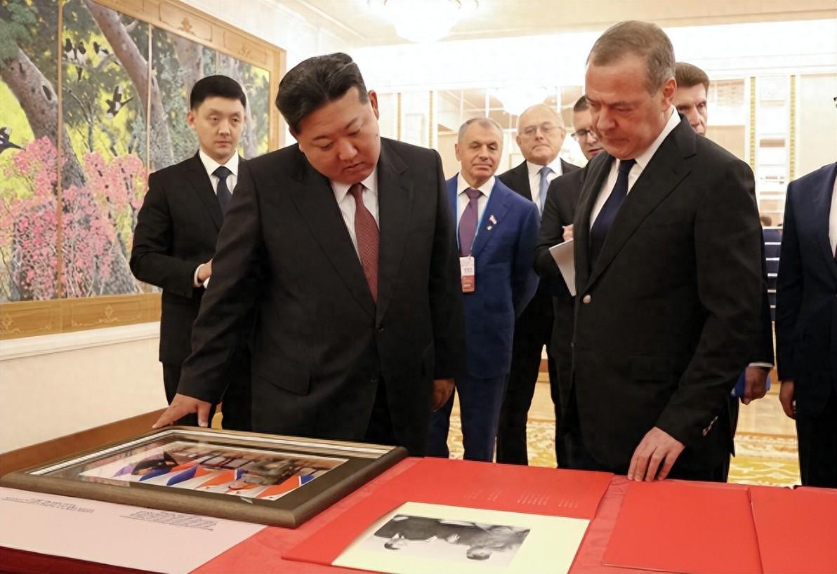 梅德韦杰夫给朝鲜，送上一份意外之礼，金正恩现场看的很认真 梅德韦杰夫的那一刻