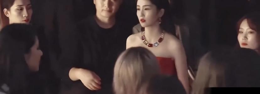 白鹿的红衣造型堪称一绝，简直是人群中的那抹红，艳压群芳。像在《九流霸主》里，她