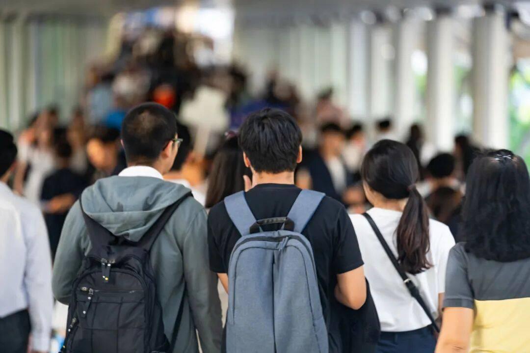 我看到数据，北京年轻人占比十年间从21.3%掉到11.4%了，难道年轻人不爱来北