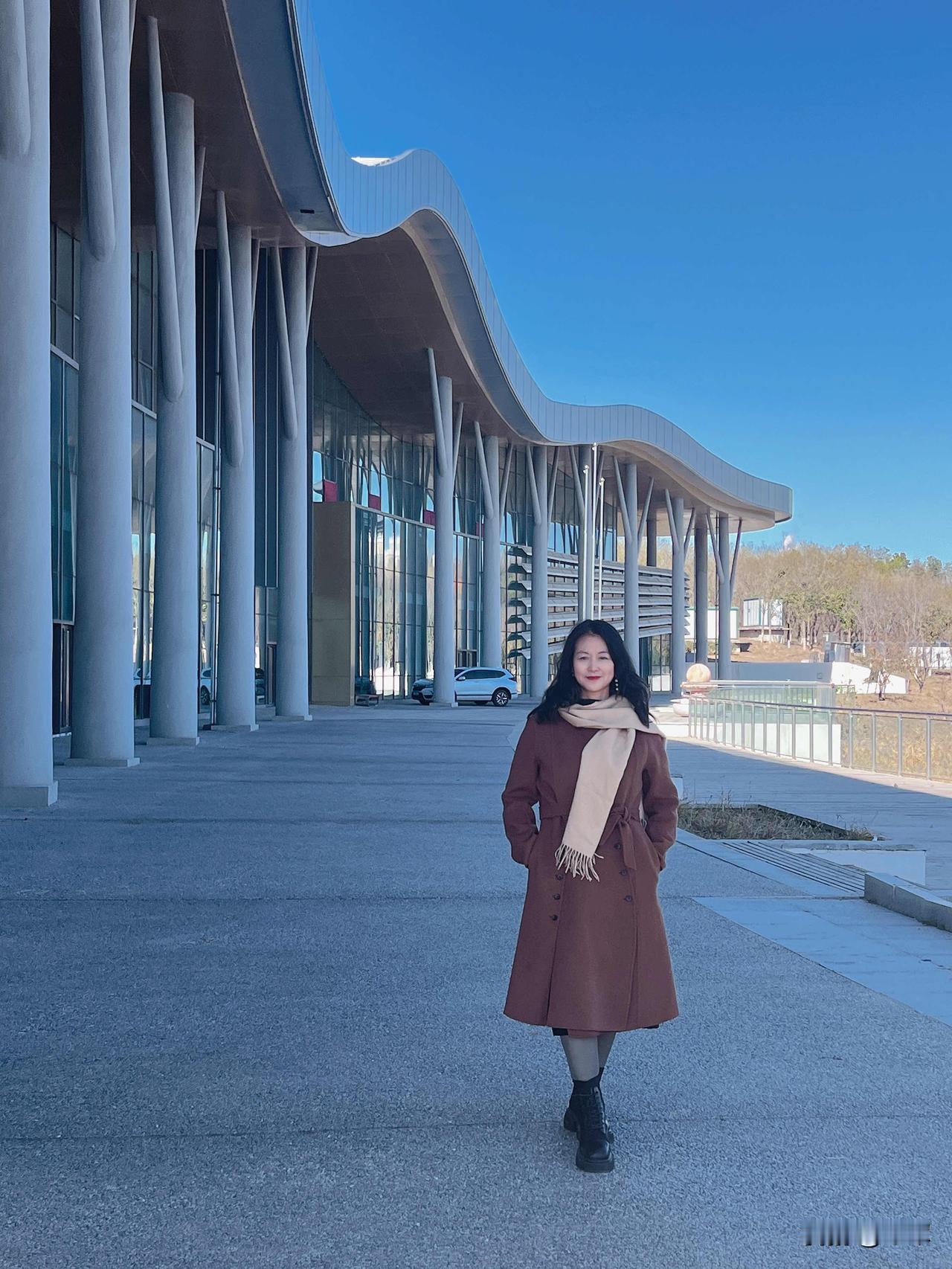 我的好多件设计款大衣，都静静的在衣柜里候着，已经好几年不穿它们了，都是现在的流行