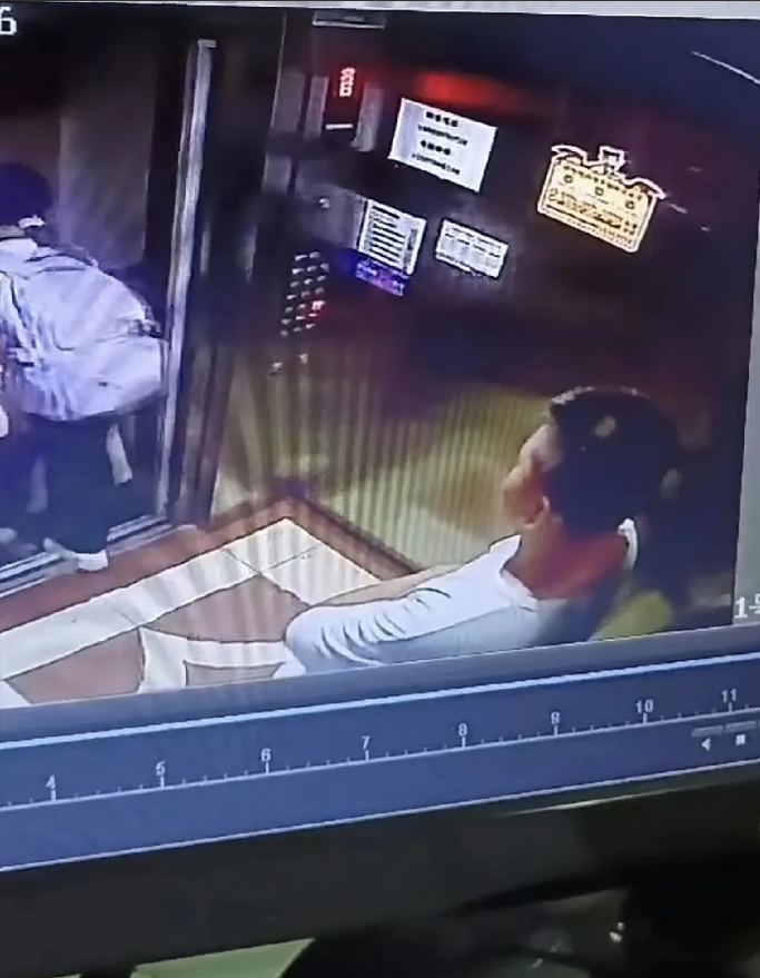 网传重庆五年级女孩被“人贩子”尾随，跟着女孩下了电梯，还把女孩的嘴巴蒙住，从荔枝