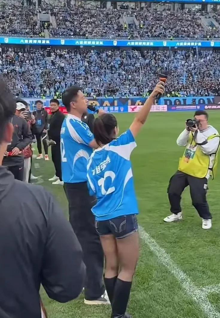李小萌穿搭遭吐槽，“幸福肥”是福还是祸？家人们，娱乐圈又有新乐子啦！王雷和李小